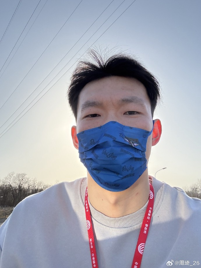 悠閑！周琦騎京牌電動車出行：太陽出來了 開京牌兜兜風(fēng)！