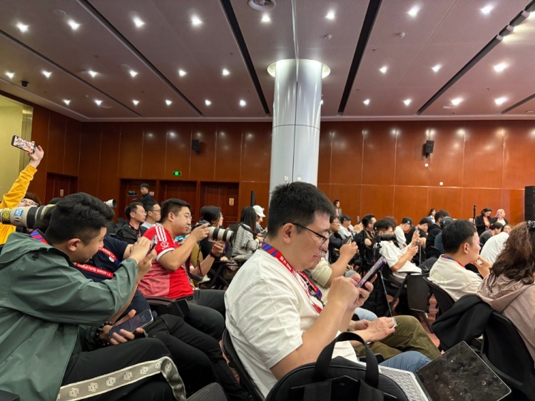 萬眾矚目！記者擠滿國足賽前新聞發(fā)布廳，賽場記者預(yù)計超300人