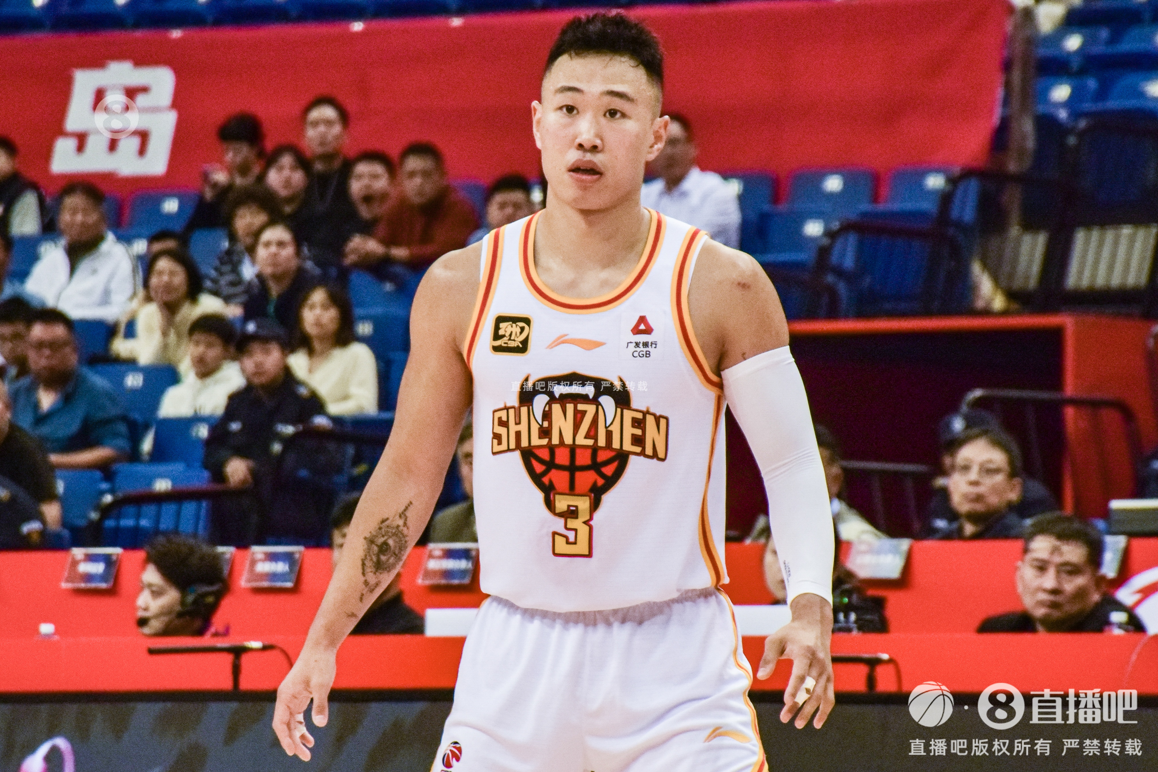 攻防俱佳！賀希寧17中8&三分7中3拿到19分 貢獻(xiàn)4次搶斷
