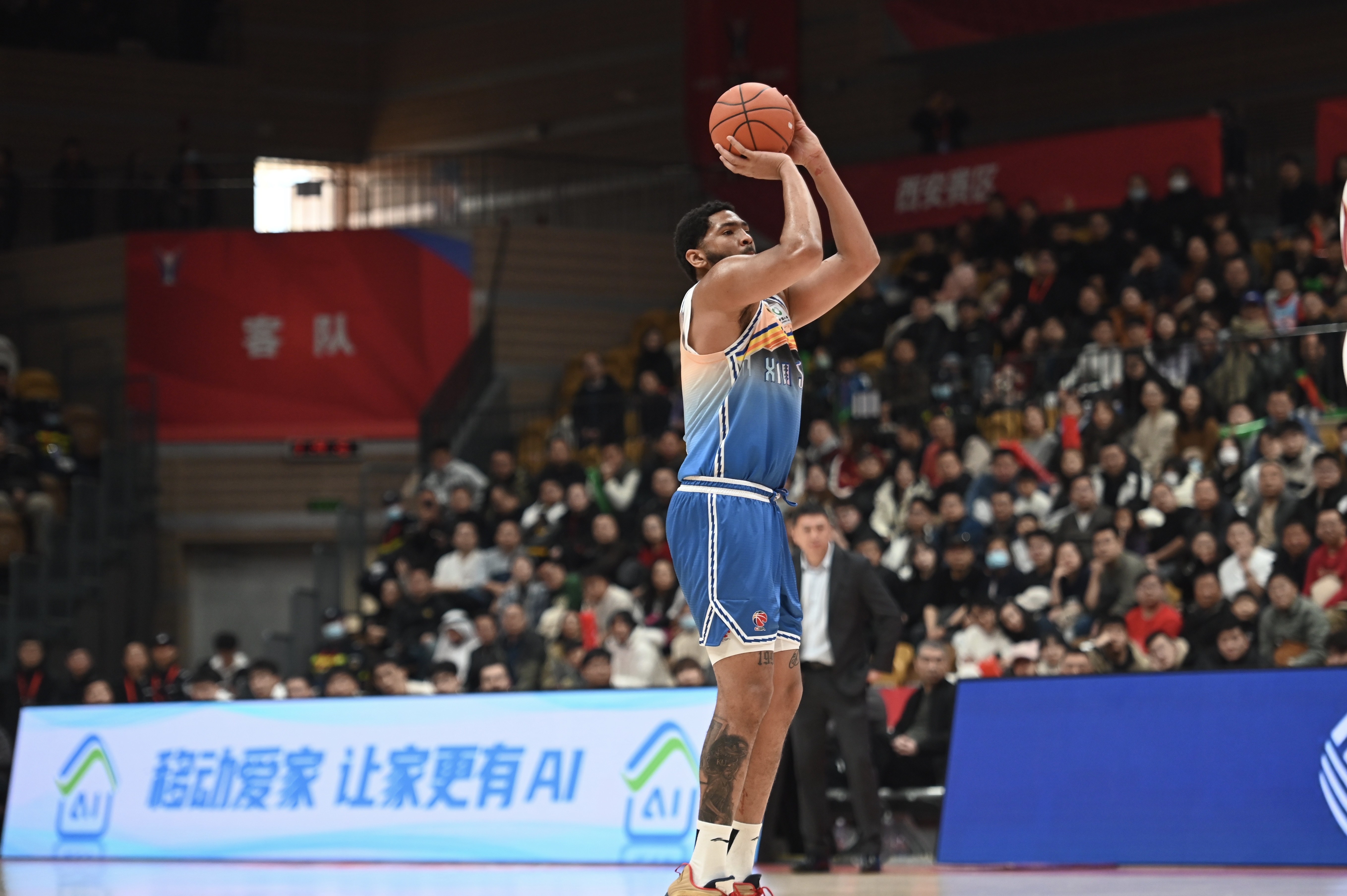 率先發(fā)力！新疆外援勞森首節(jié)7中5拿到11分 三分2中1